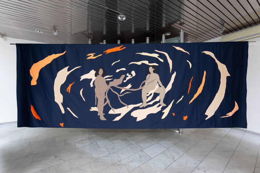 Sophie, Utikal, Letting things fall apart, 2023, Detail. Textil, 400 x 150 cm. Ebensperger Vitrine Graz, Foto: Thomas Raggam
