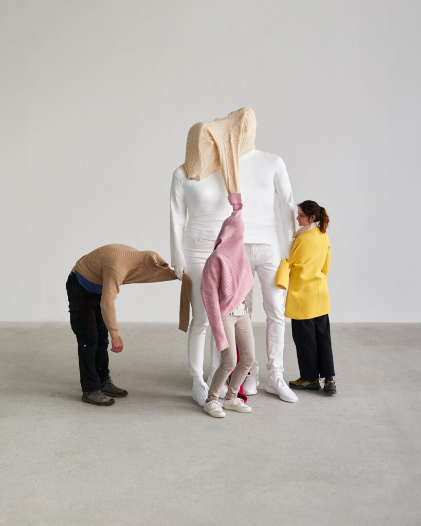 Erwin Wurm Psyche (As You Like It), 2024 262 × 115 × 68 cm, Aluminium, Farbe, Kleidung © Erwin Wurm / Bildrecht, Wien 2024 Foto: Markus Gradwohl